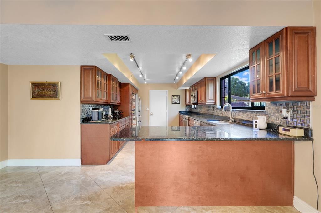 待售: $888,000 (4 贝兹, 2 浴室, 2240 平方英尺)