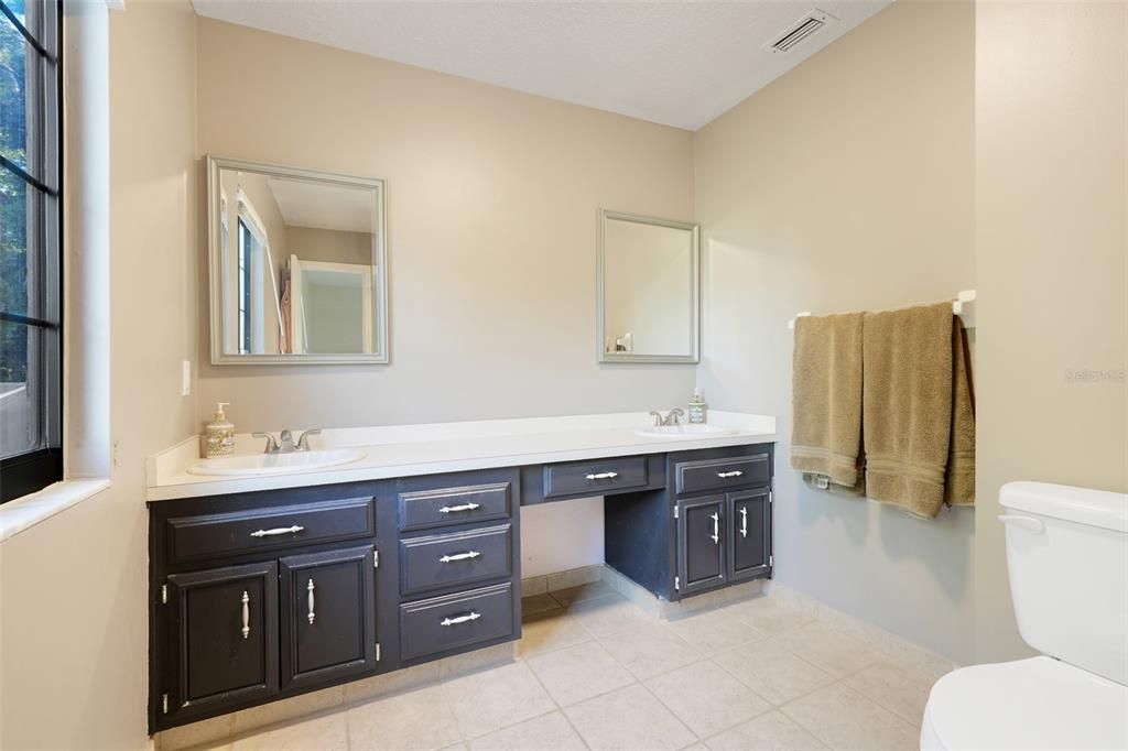 待售: $888,000 (4 贝兹, 2 浴室, 2240 平方英尺)