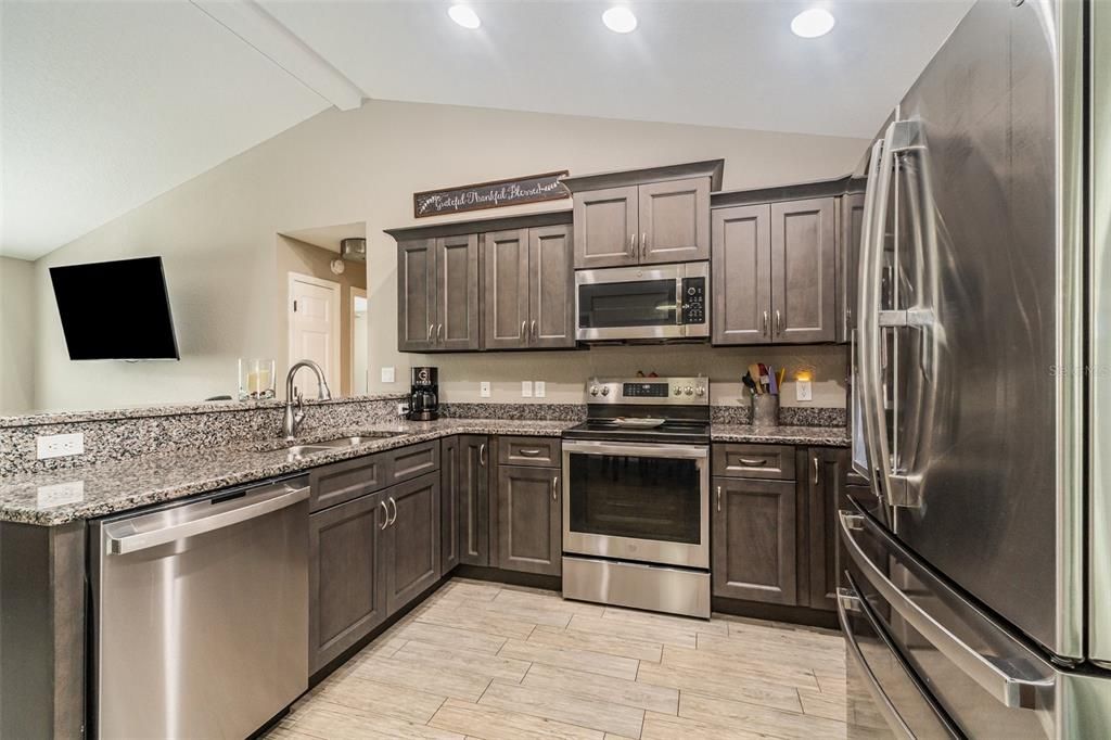 合同活跃: $335,000 (3 贝兹, 2 浴室, 1167 平方英尺)