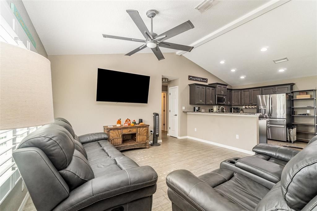 合同活跃: $335,000 (3 贝兹, 2 浴室, 1167 平方英尺)