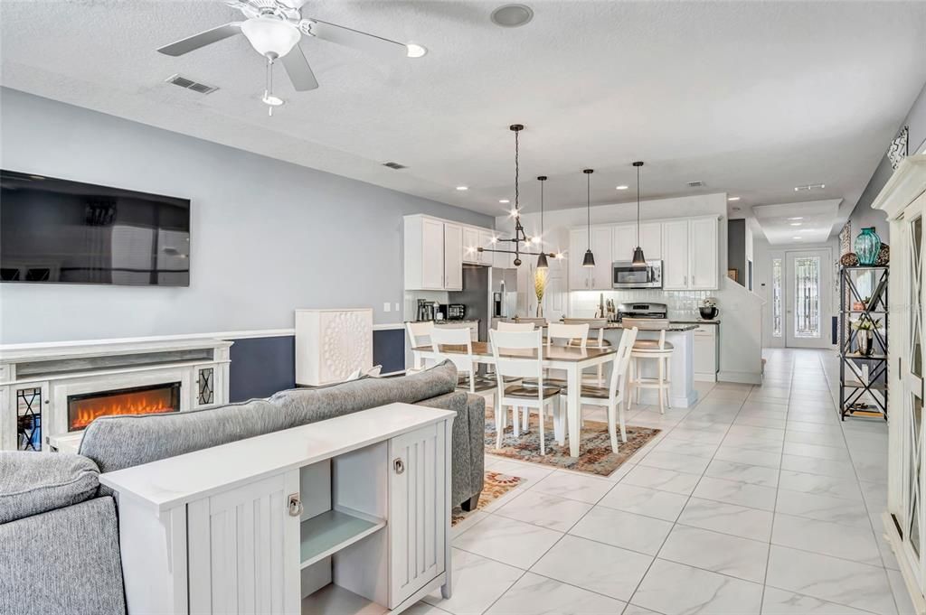 合同活跃: $485,000 (3 贝兹, 2 浴室, 2207 平方英尺)