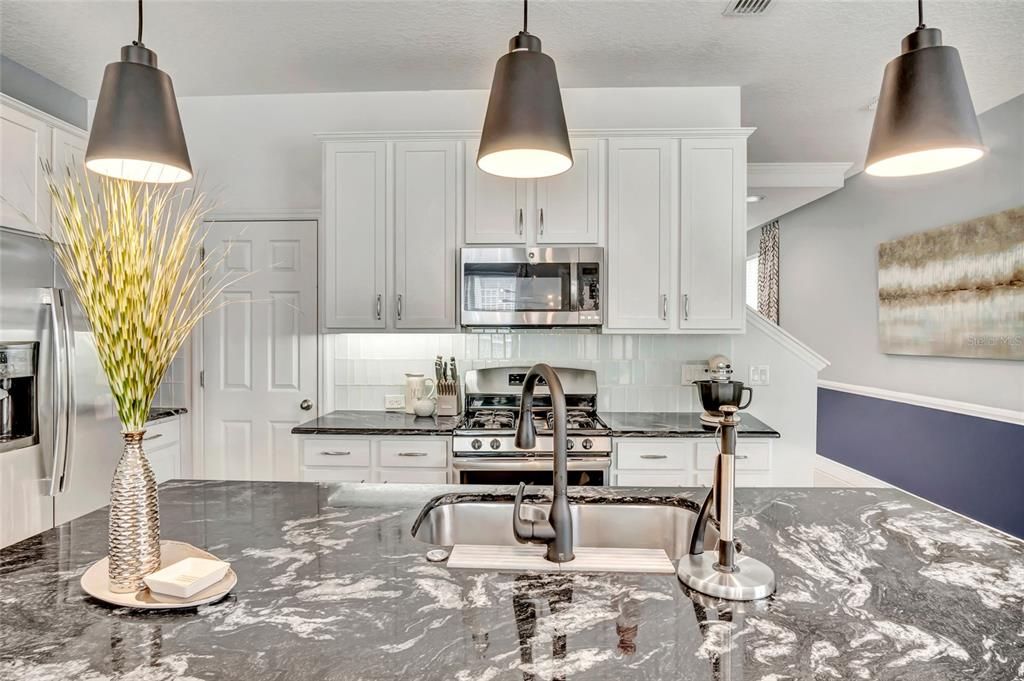 合同活跃: $485,000 (3 贝兹, 2 浴室, 2207 平方英尺)