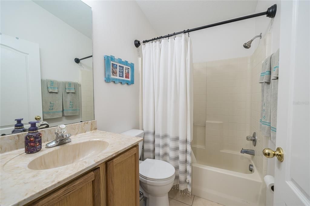 合同活跃: $325,000 (4 贝兹, 2 浴室, 1482 平方英尺)