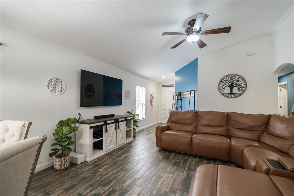 合同活跃: $325,000 (4 贝兹, 2 浴室, 1482 平方英尺)