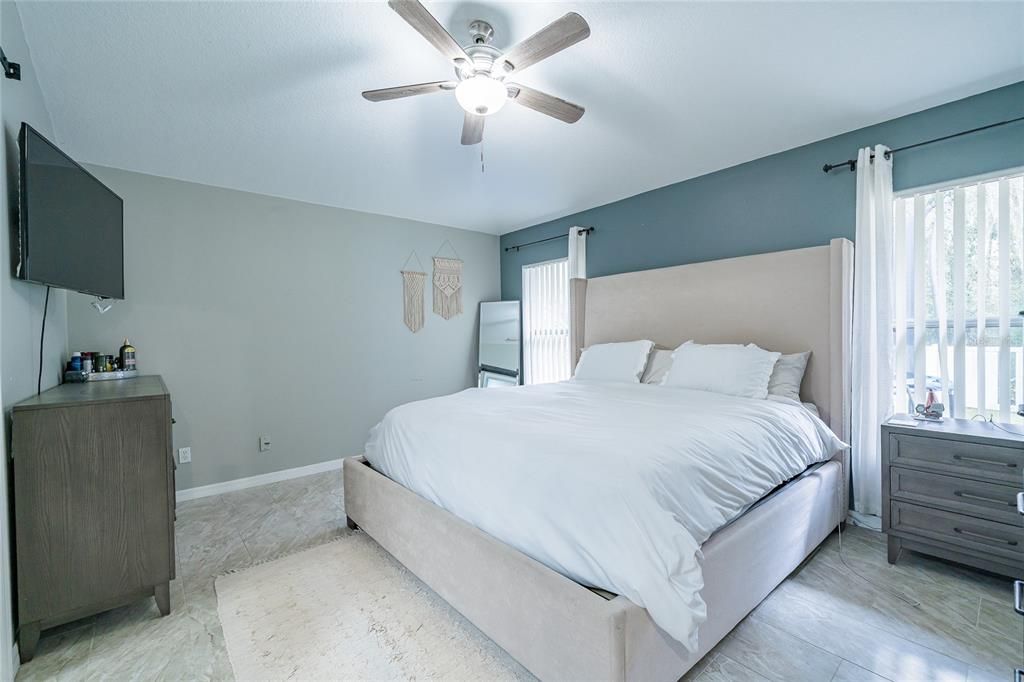 合同活跃: $325,000 (4 贝兹, 2 浴室, 1482 平方英尺)