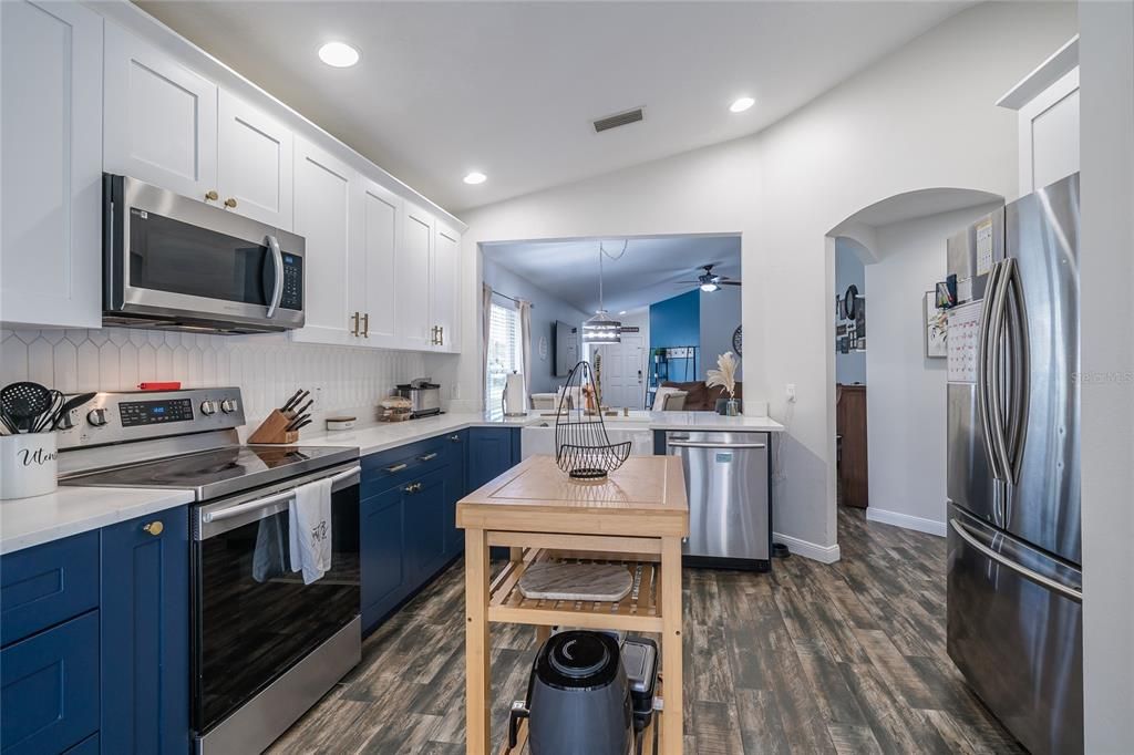 合同活跃: $325,000 (4 贝兹, 2 浴室, 1482 平方英尺)