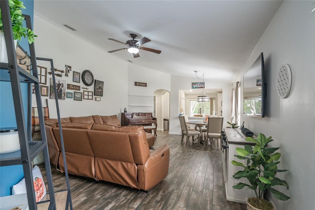 合同活跃: $325,000 (4 贝兹, 2 浴室, 1482 平方英尺)