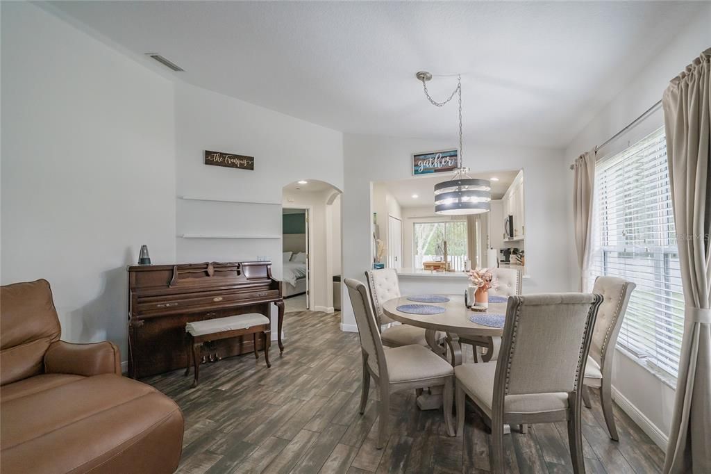 合同活跃: $325,000 (4 贝兹, 2 浴室, 1482 平方英尺)