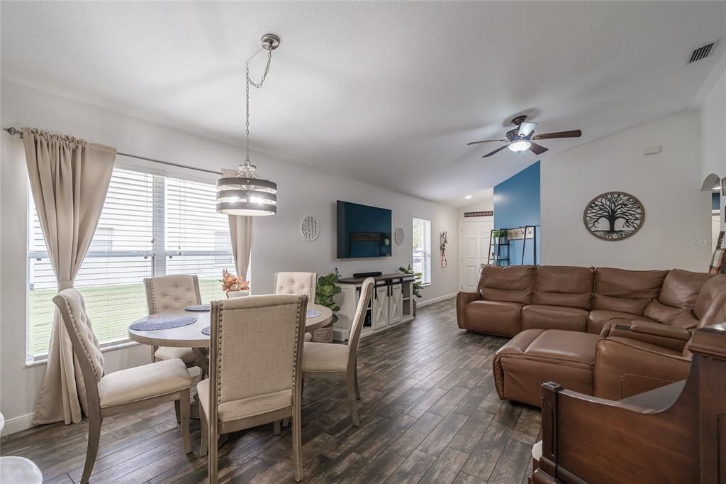 合同活跃: $325,000 (4 贝兹, 2 浴室, 1482 平方英尺)