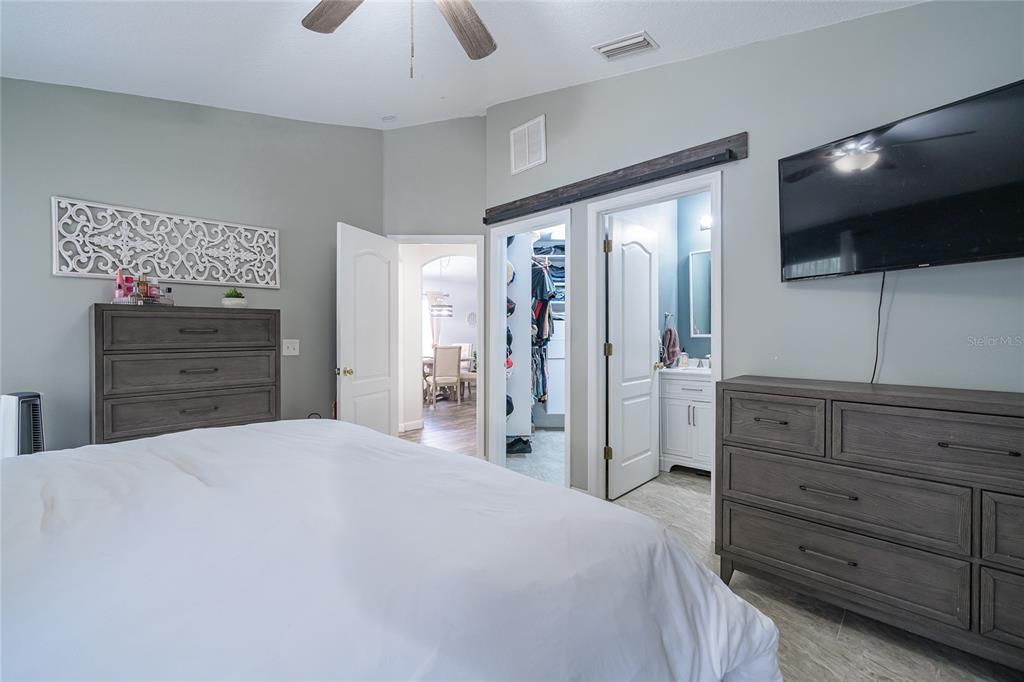 合同活跃: $325,000 (4 贝兹, 2 浴室, 1482 平方英尺)