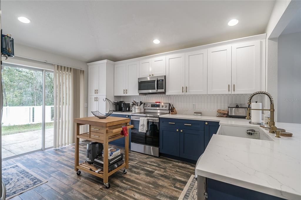 合同活跃: $325,000 (4 贝兹, 2 浴室, 1482 平方英尺)