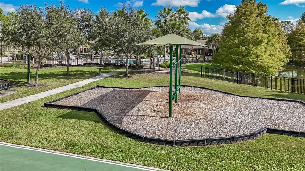 合同活跃: $325,000 (4 贝兹, 2 浴室, 1482 平方英尺)