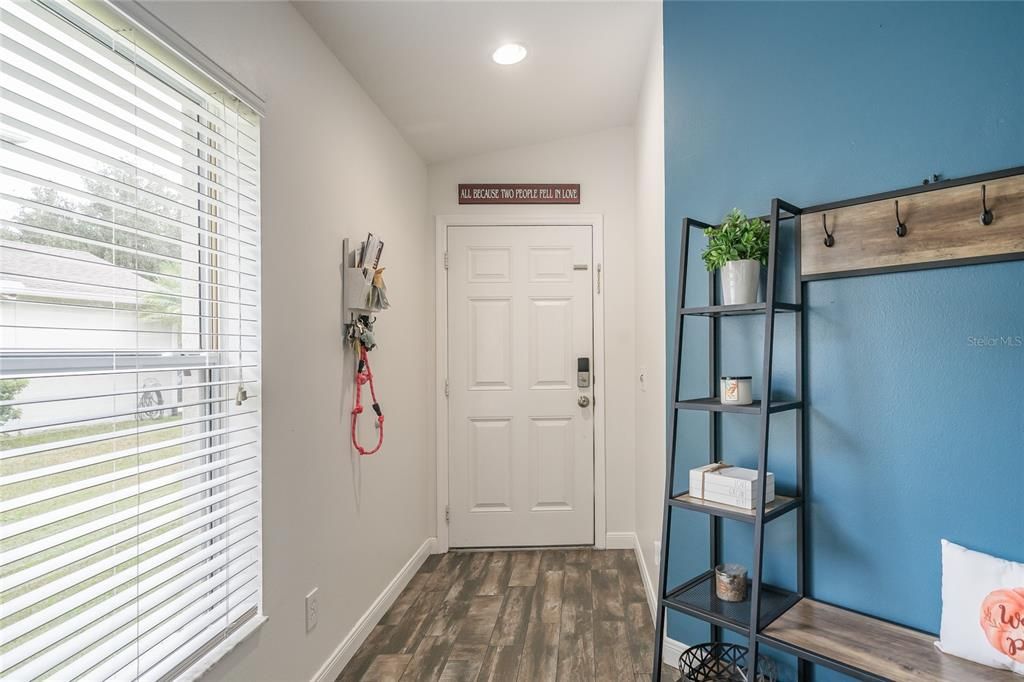 合同活跃: $325,000 (4 贝兹, 2 浴室, 1482 平方英尺)