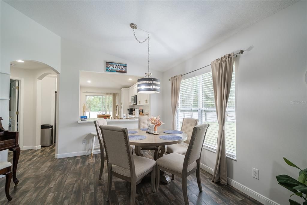 合同活跃: $325,000 (4 贝兹, 2 浴室, 1482 平方英尺)