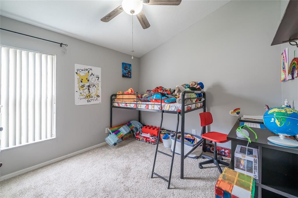 合同活跃: $325,000 (4 贝兹, 2 浴室, 1482 平方英尺)