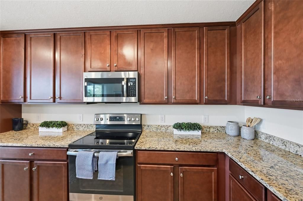 For Sale: $299,000 (2 beds, 2 baths, 1142 Square Feet)