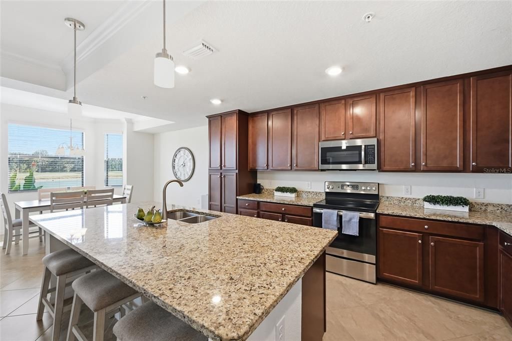 For Sale: $299,000 (2 beds, 2 baths, 1142 Square Feet)