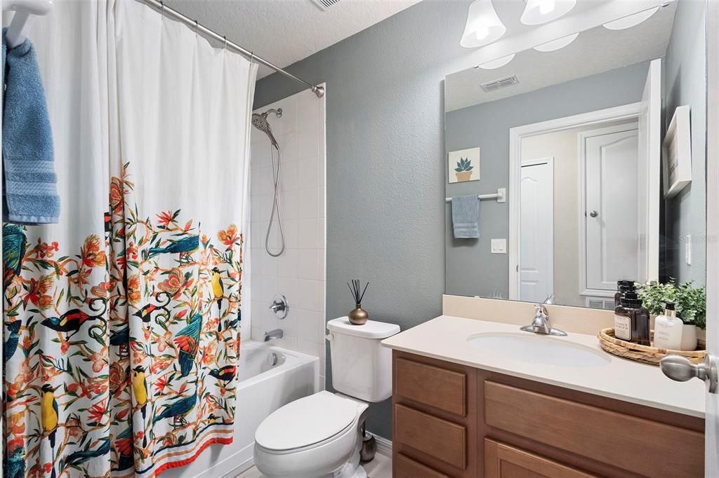 合同活跃: $455,000 (4 贝兹, 3 浴室, 1944 平方英尺)