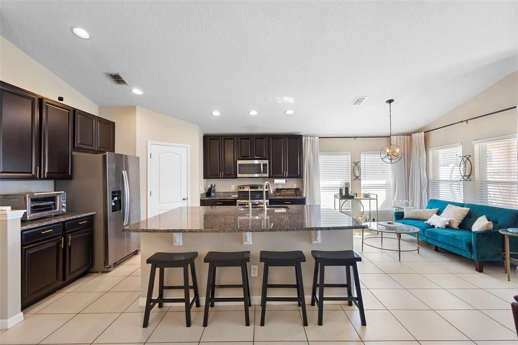 合同活跃: $455,000 (4 贝兹, 3 浴室, 1944 平方英尺)