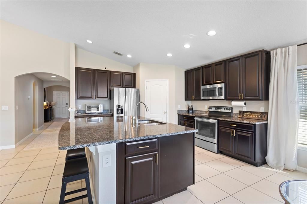 合同活跃: $455,000 (4 贝兹, 3 浴室, 1944 平方英尺)