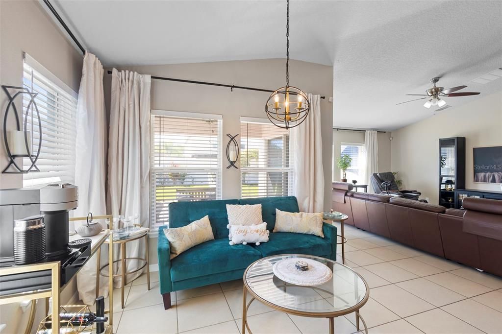 合同活跃: $455,000 (4 贝兹, 3 浴室, 1944 平方英尺)