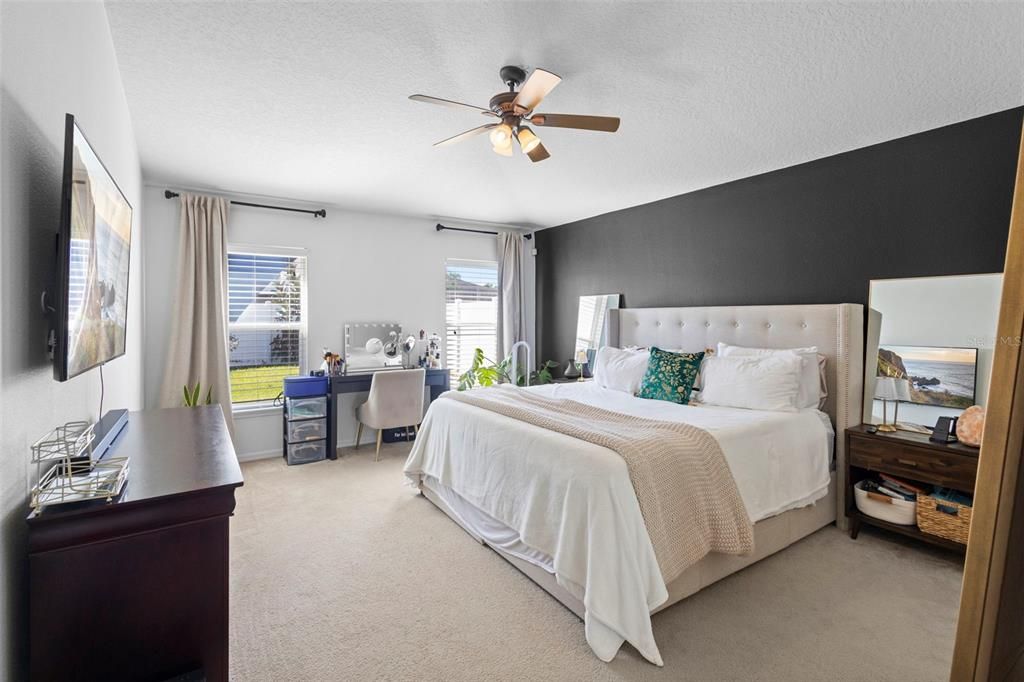 合同活跃: $455,000 (4 贝兹, 3 浴室, 1944 平方英尺)