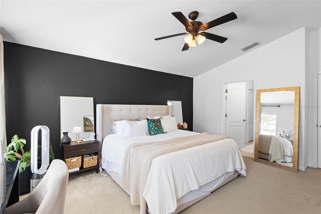 合同活跃: $455,000 (4 贝兹, 3 浴室, 1944 平方英尺)