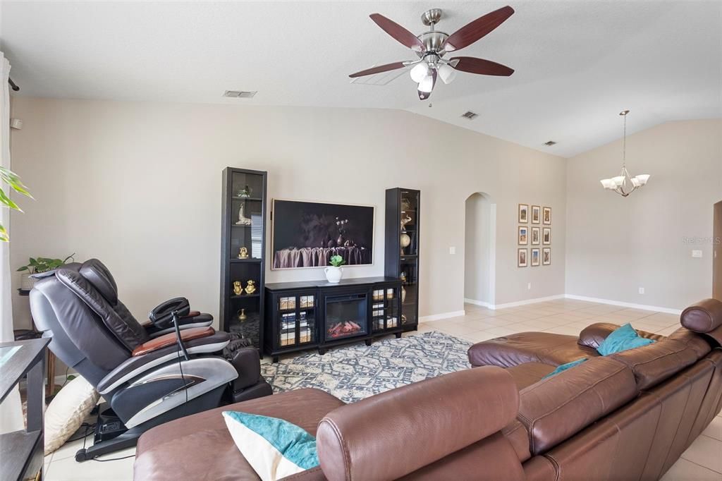 合同活跃: $455,000 (4 贝兹, 3 浴室, 1944 平方英尺)