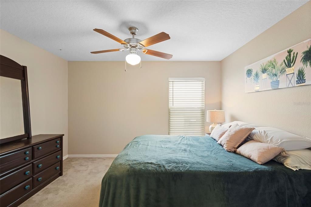 合同活跃: $455,000 (4 贝兹, 3 浴室, 1944 平方英尺)