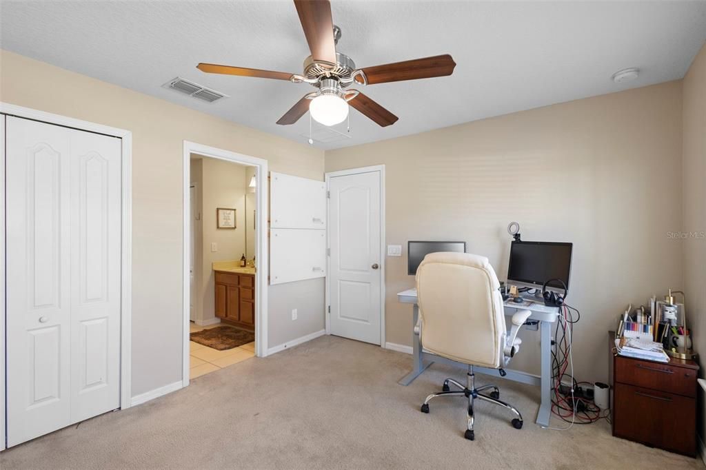 合同活跃: $455,000 (4 贝兹, 3 浴室, 1944 平方英尺)