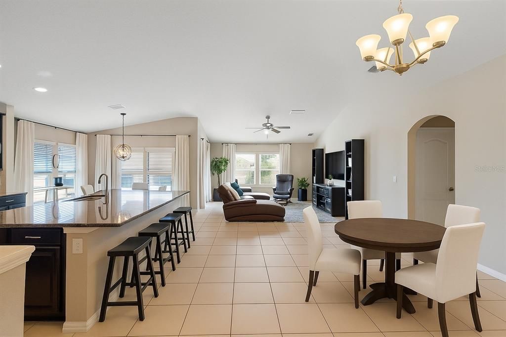 合同活跃: $455,000 (4 贝兹, 3 浴室, 1944 平方英尺)