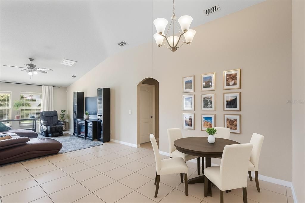 合同活跃: $455,000 (4 贝兹, 3 浴室, 1944 平方英尺)