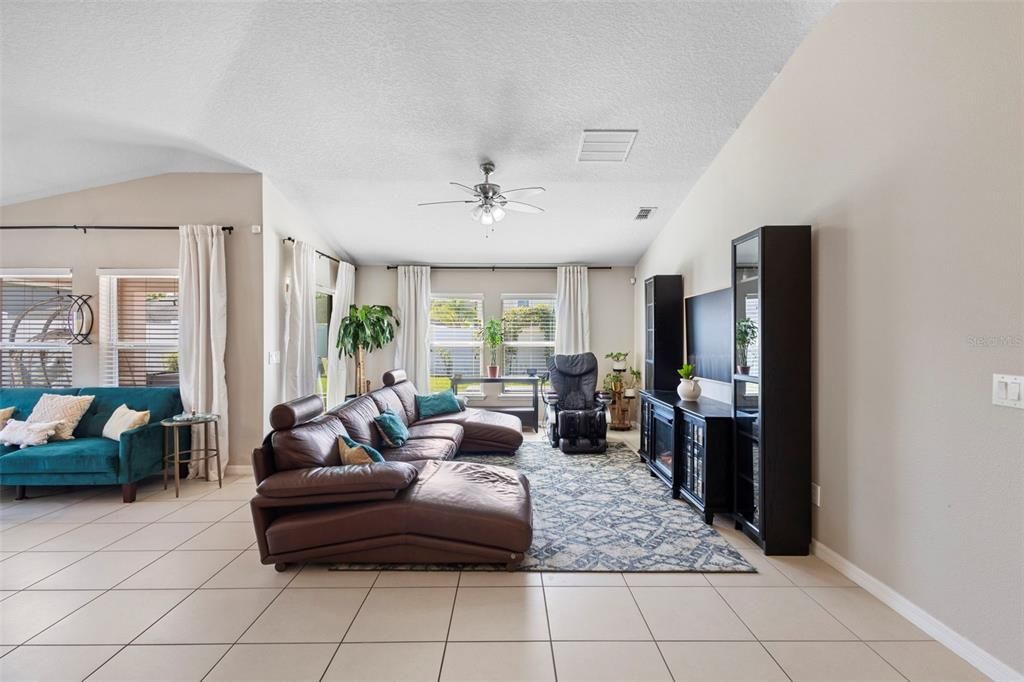 合同活跃: $455,000 (4 贝兹, 3 浴室, 1944 平方英尺)