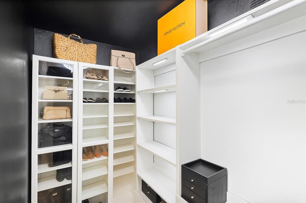 合同活跃: $455,000 (4 贝兹, 3 浴室, 1944 平方英尺)