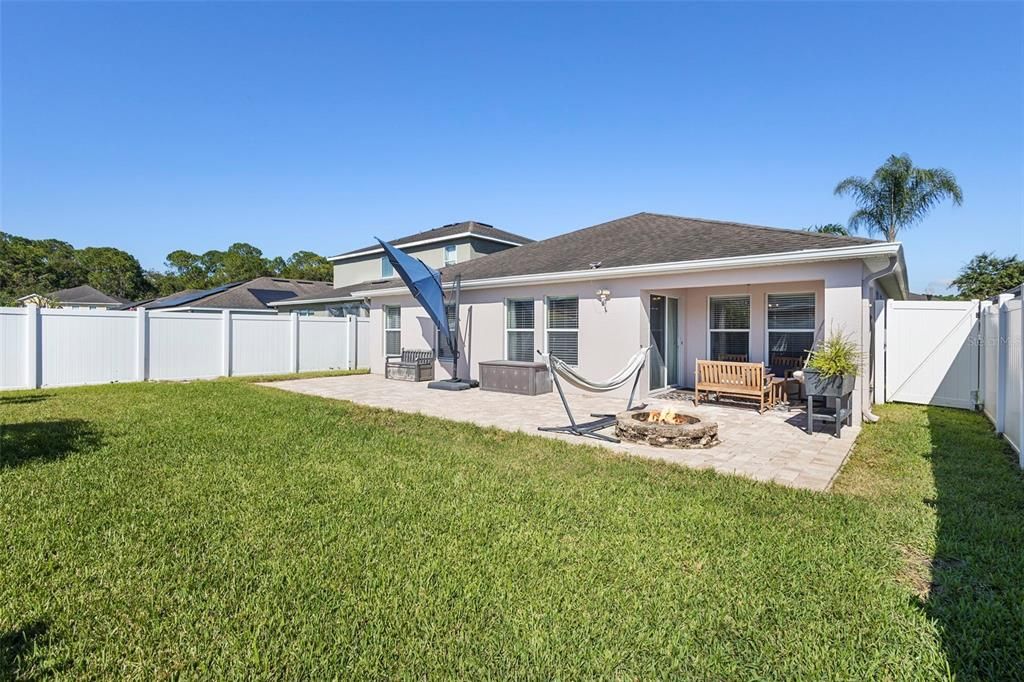 合同活跃: $455,000 (4 贝兹, 3 浴室, 1944 平方英尺)