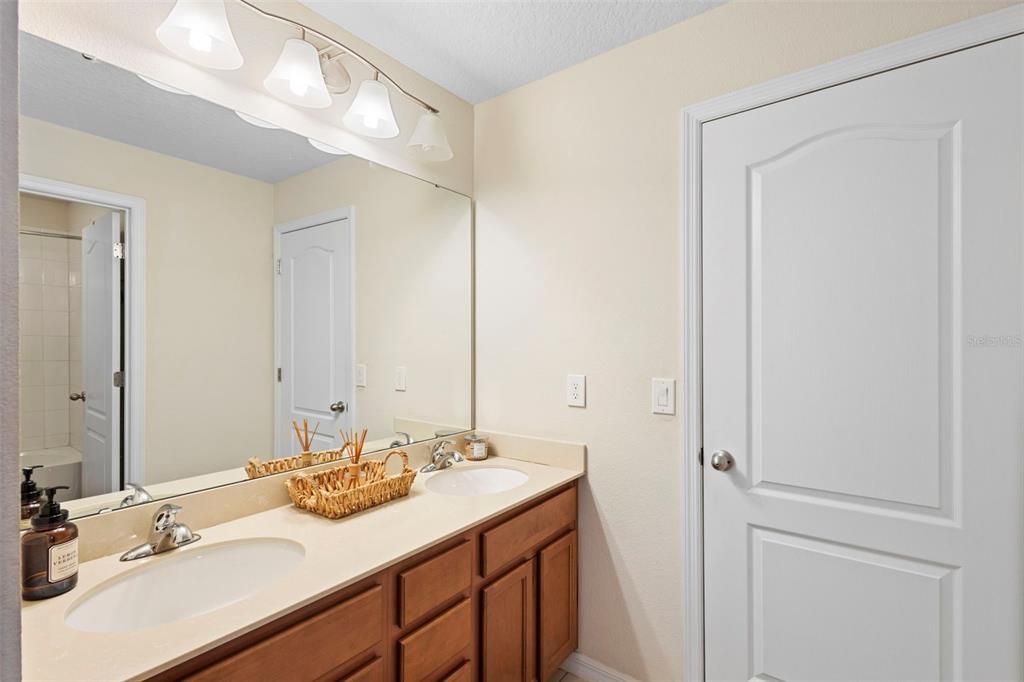 合同活跃: $455,000 (4 贝兹, 3 浴室, 1944 平方英尺)