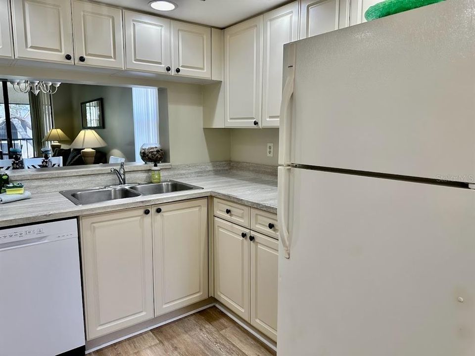 待售: $279,900 (2 贝兹, 2 浴室, 1141 平方英尺)