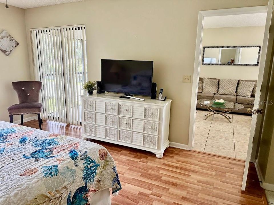 待售: $279,900 (2 贝兹, 2 浴室, 1141 平方英尺)