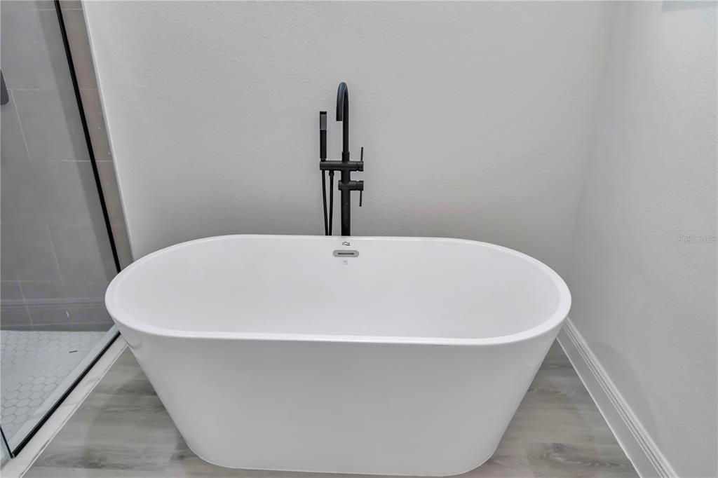 For Sale: $302,900 (4 beds, 2 baths, 1878 Square Feet)