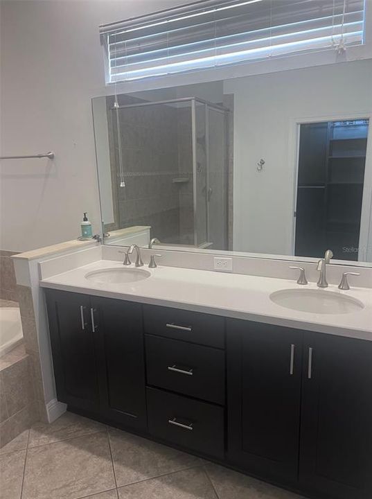 Activo con contrato: $5,500 (3 camas, 4 baños, 2725 Pies cuadrados)