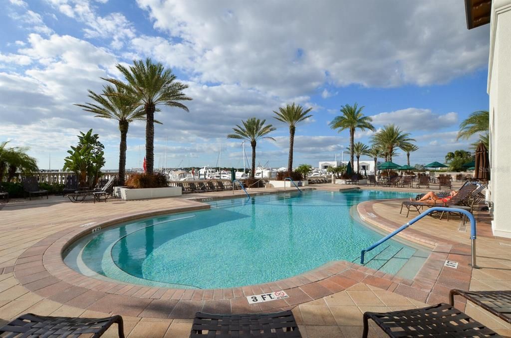 Activo con contrato: $5,500 (3 camas, 4 baños, 2725 Pies cuadrados)