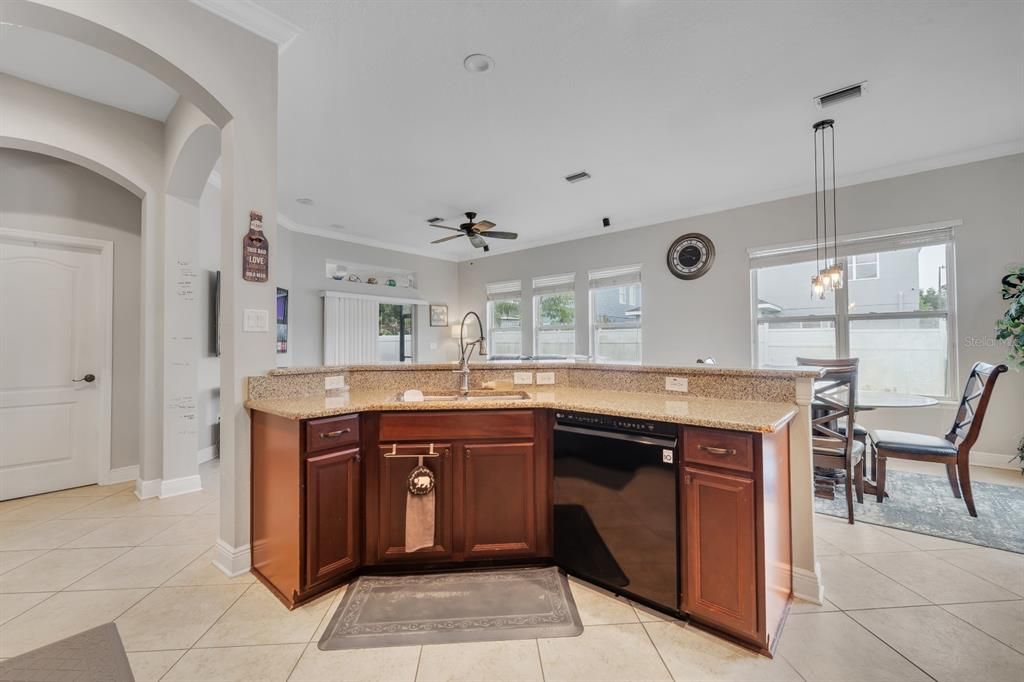 合同活跃: $389,999 (4 贝兹, 3 浴室, 2410 平方英尺)