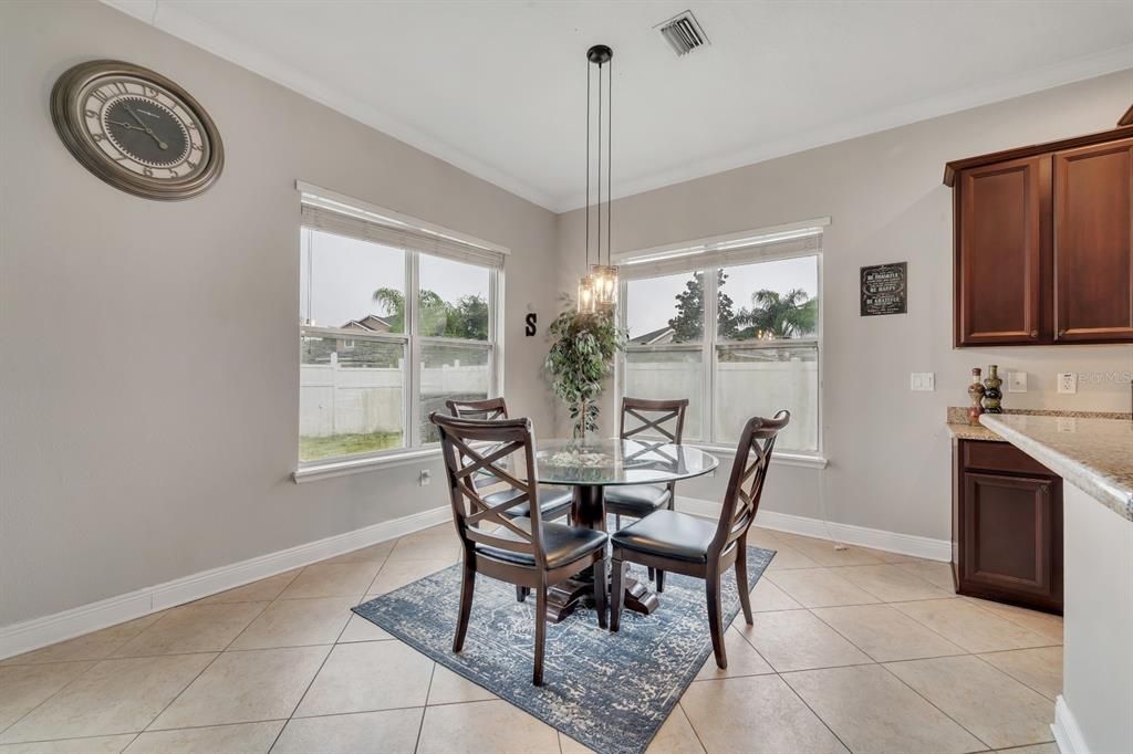 合同活跃: $389,999 (4 贝兹, 3 浴室, 2410 平方英尺)