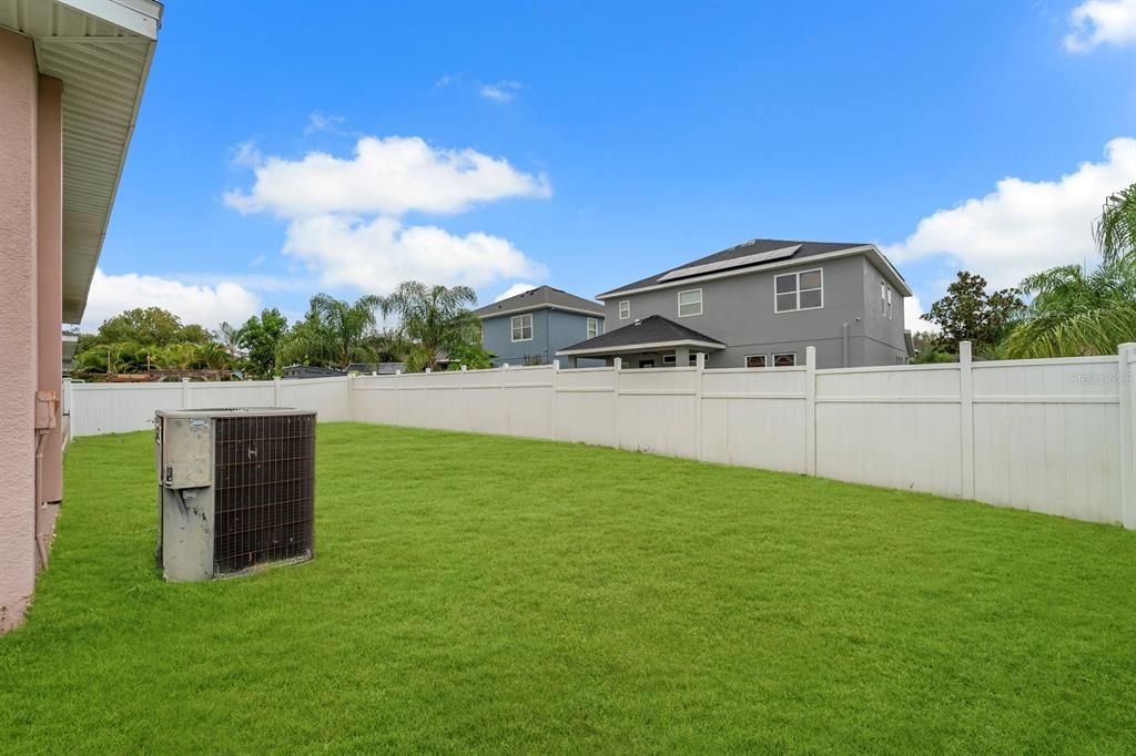 合同活跃: $389,999 (4 贝兹, 3 浴室, 2410 平方英尺)