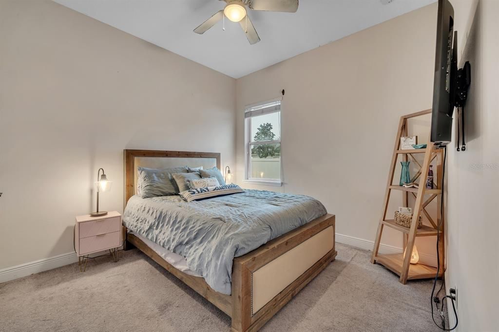 合同活跃: $389,999 (4 贝兹, 3 浴室, 2410 平方英尺)