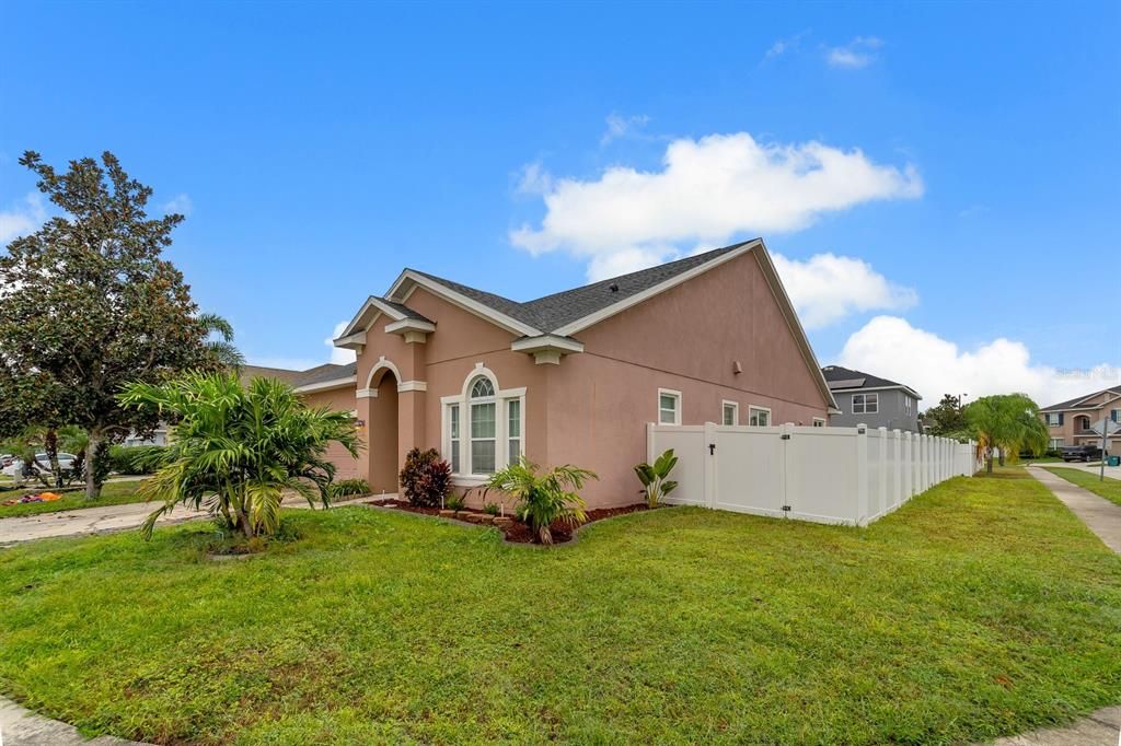 合同活跃: $389,999 (4 贝兹, 3 浴室, 2410 平方英尺)