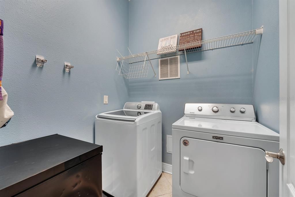 合同活跃: $389,999 (4 贝兹, 3 浴室, 2410 平方英尺)