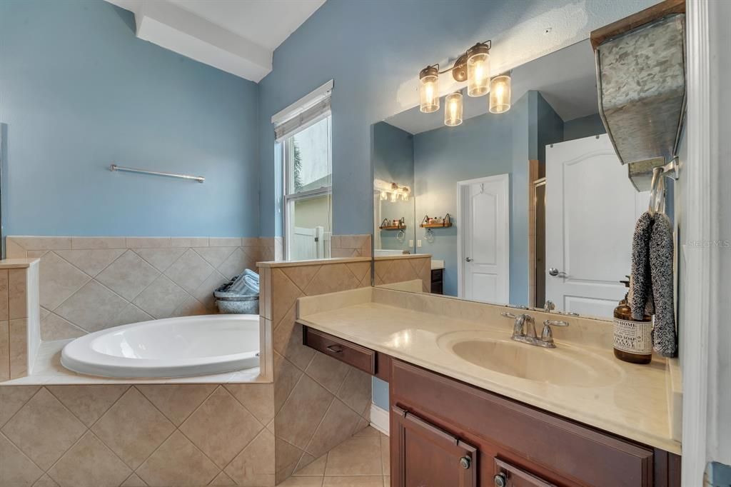 合同活跃: $389,999 (4 贝兹, 3 浴室, 2410 平方英尺)