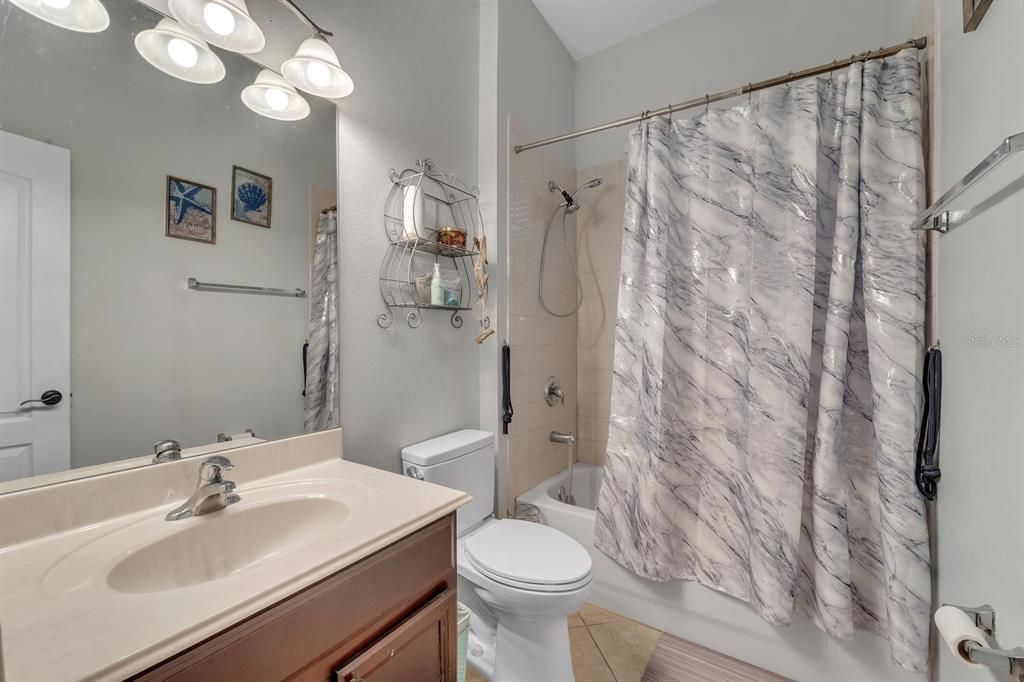 合同活跃: $389,999 (4 贝兹, 3 浴室, 2410 平方英尺)