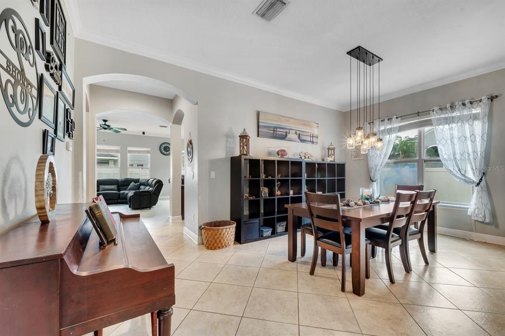 合同活跃: $389,999 (4 贝兹, 3 浴室, 2410 平方英尺)